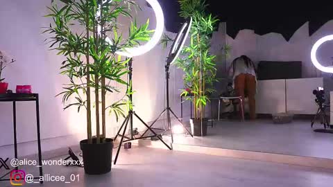 Snapshot of vanessasimon chatting on 02-13-25, 06:30 Vanessa Simon online show from 02-13-25, 06:30