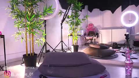 Snapshot of vanessasimon chatting on 02-13-25, 12:43 Vanessa Simon online show from 02-13-25, 12:43