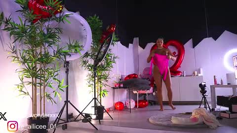 Snapshot of vanessasimon chatting on 02-16-25, 07:04 Vanessa Simon online show from 02-16-25, 07:04