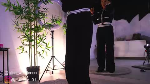 Snapshot of vanessasimon chatting on 02-17-25, 06:42 Vanessa Simon online show from 02-17-25, 06:42