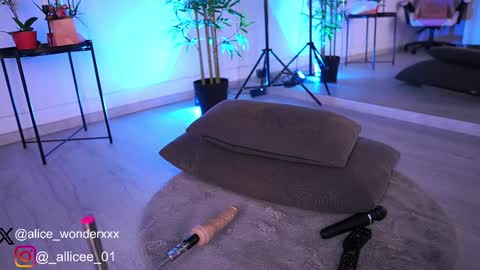 Snapshot of vanessasimon chatting on 03-08-25, 10:11 Vanessa Simon online show from 03-08-25, 10:11