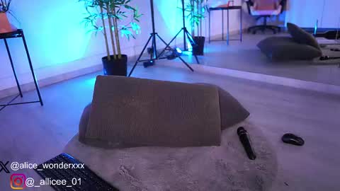 Snapshot of vanessasimon chatting on 03-08-25, 01:14 Vanessa Simon online show from 03-08-25, 01:14
