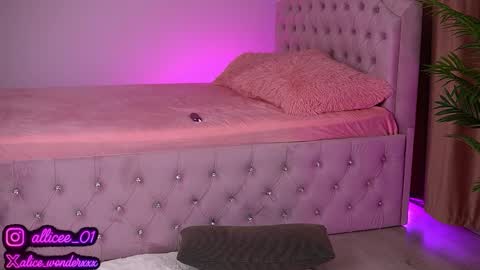 Snapshot of vanessasimon chatting on 09-18-25, 06:15 Vanessa Simon online show from 09-18-25, 06:15