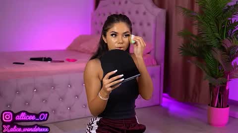 Snapshot of vanessasimon chatting on 09-19-25, 06:15 Vanessa Simon online show from 09-19-25, 06:15