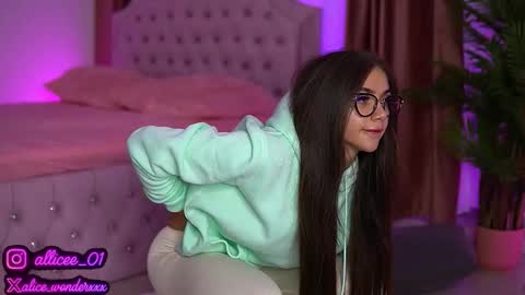 Snapshot of vanessasimon chatting on 09-29-25, 06:18 Vanessa Simon online show from 09-29-25, 06:18