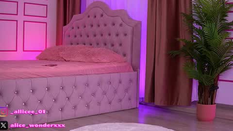 Snapshot of vanessasimon chatting on 10-21-25, 06:36 Vanessa Simon online show from 10-21-25, 06:36