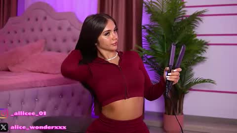 Snapshot of vanessasimon chatting on 10-29-25, 06:04 Vanessa Simon online show from 10-29-25, 06:04