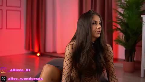 Snapshot of vanessasimon chatting on 11-17-25, 06:30 Vanessa Simon online show from 11-17-25, 06:30