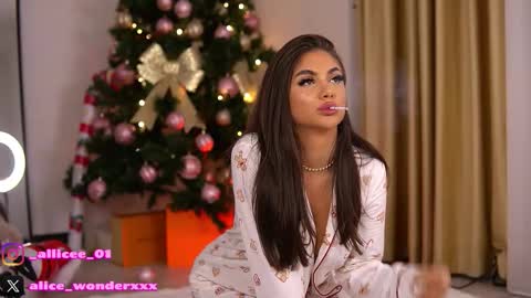 Snapshot of vanessasimon chatting on 12-18-25, 07:03 Vanessa Simon online show from 12-18-25, 07:03