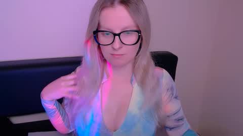 Mia online show from 09-29-25, 07:02