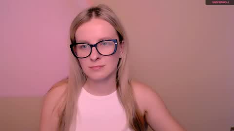 Snapshot of vanillaex_ chatting on 05-25-26, 12:22 Mia online show from 05-25-26, 12:22