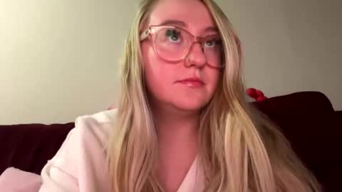 Snapshot of vanillapuddingpie chatting on 12-13-24, 01:37 vanillapuddingpie online show from 12-13-24, 01:37