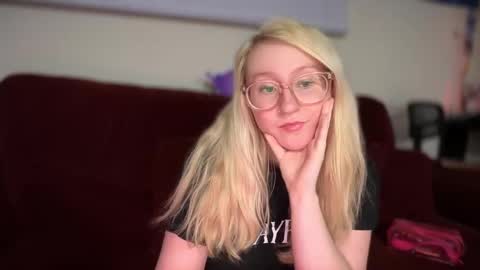 Snapshot of vanillapuddingpie chatting on 02-10-25, 02:52 vanillapuddingpie online show from 02-10-25, 02:52