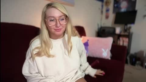 Snapshot of vanillapuddingpie chatting on 03-08-25, 03:28 vanillapuddingpie online show from 03-08-25, 03:28