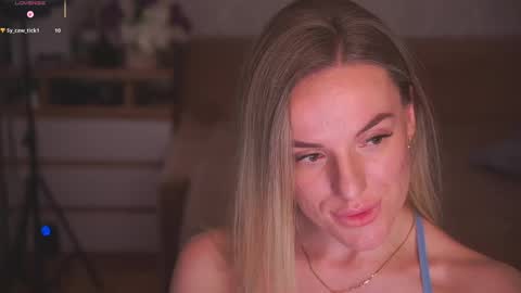 Snapshot of vanille_mystery chatting on 05-15-26, 09:33 Sophie online show from 05-15-26, 09:33