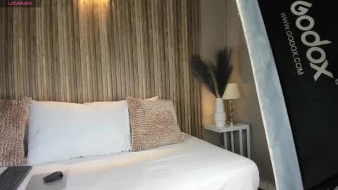 V A N N E S A   online show from 10-23-25, 11:31