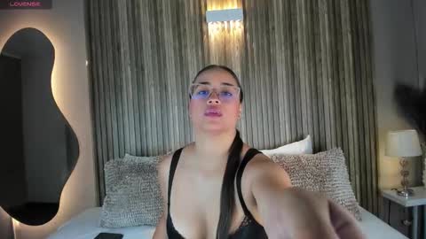 V A N N E S A   online show from 11-06-25, 11:33