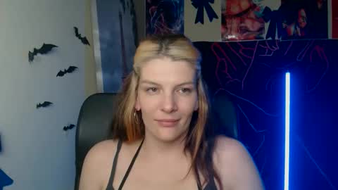 Snapshot of vanrey_ chatting on 04-28-26, 02:49 Vanessa online show from 04-28-26, 02:49