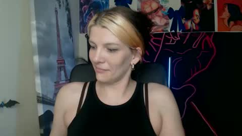 Snapshot of vanrey_ chatting on 05-05-26, 05:37 Vanessa online show from 05-05-26, 05:37
