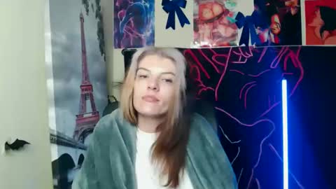 Snapshot of vanrey_ chatting on 05-17-26, 04:54 Vanessa online show from 05-17-26, 04:54