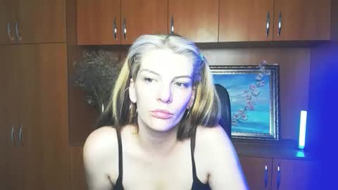 Snapshot of vanrey_ chatting on 05-25-26, 02:28 Vanessa online show from 05-25-26, 02:28