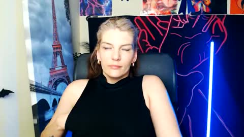 Snapshot of vanrey_ chatting on 05-27-26, 02:41 Vanessa online show from 05-27-26, 02:41