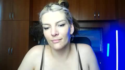 Snapshot of vanrey_ chatting on 06-05-26, 07:03 Vanessa online show from 06-05-26, 07:03