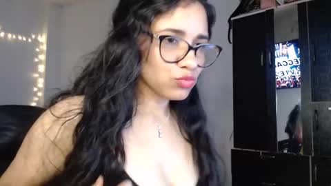 Snapshot of vanyxxxx chatting on 11-28-25, 04:04 vanyxxxx online show from 11-28-25, 04:04