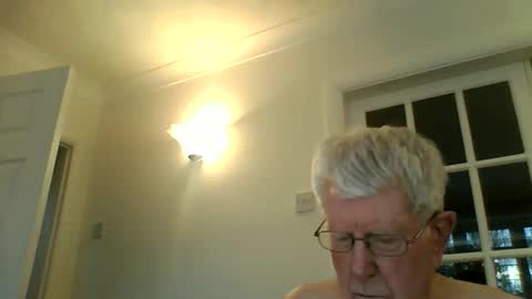Snapshot of vassus chatting on 10-27-25, 04:00 vassus online show from 10-27-25, 04:00