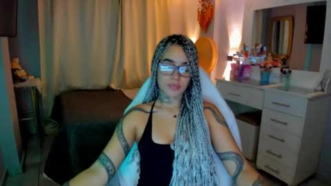 Snapshot of vayolett_bass chatting on 03-25-26, 05:30 Vayolett Bass online show from 03-25-26, 05:30