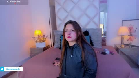 Snapshot of veesimons_dh chatting on 01-04-25, 07:44 Vee Simons online show from 01-04-25, 07:44