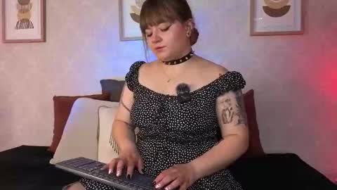 Vee Simons online show from 10-21-25, 08:20