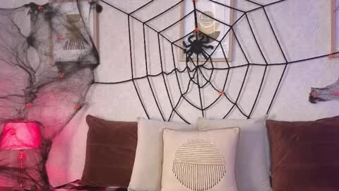 Vee Simons online show from 10-31-25, 07:37