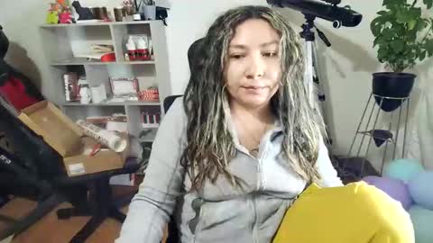 Snapshot of vellarossa chatting on 11-11-25, 08:36 Im VelaI will be Christmas and New Year with my family December 22 to January 13 I will miss you guys. online show from 11-11-25, 08:36