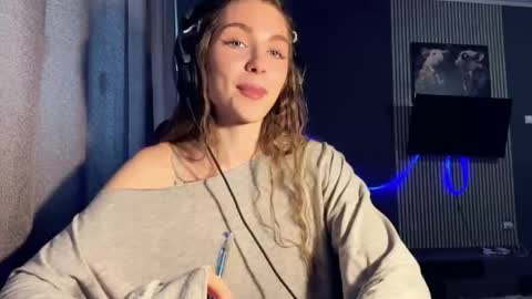 Snapshot of veluxe chatting on 03-15-26, 12:22 Nia online show from 03-15-26, 12:22