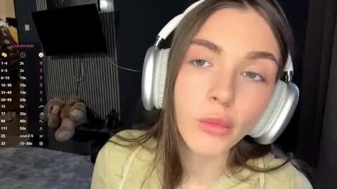 Nia online show from 04-05-26, 02:58