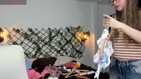 Snapshot of velvet__moon chatting on 03-13-26, 04:08 Sophi online show from 03-13-26, 04:08