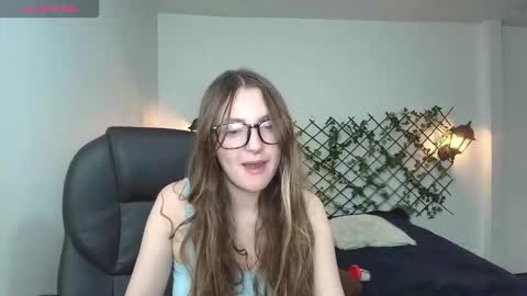 Snapshot of velvet__moon chatting on 03-17-26, 12:26 Sophi online show from 03-17-26, 12:26