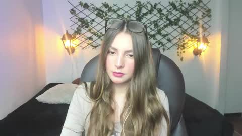 Snapshot of velvet__moon chatting on 03-24-26, 12:15 Sophi online show from 03-24-26, 12:15