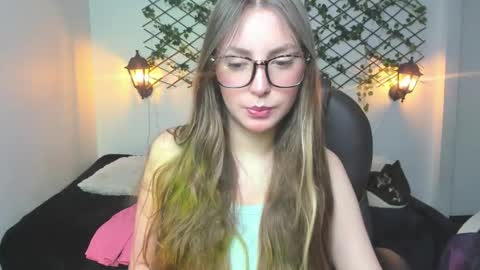Snapshot of velvet__moon chatting on 03-25-26, 12:38 Sophi online show from 03-25-26, 12:38