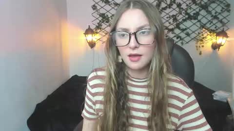 Snapshot of velvet__moon chatting on 03-26-26, 12:17 Sophi online show from 03-26-26, 12:17