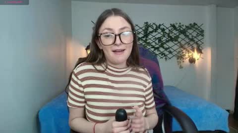 Snapshot of velvet__moon chatting on 04-06-26, 04:46 Sophi online show from 04-06-26, 04:46
