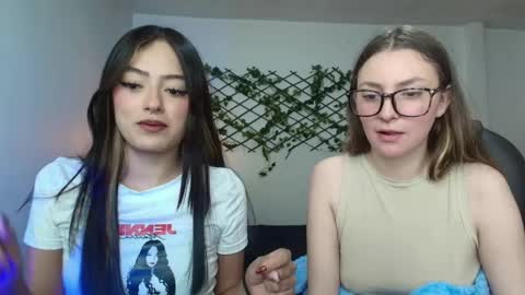 Snapshot of velvet__moon chatting on 04-10-26, 12:05 Sophi online show from 04-10-26, 12:05