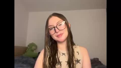 Snapshot of velvet__moon chatting on 05-08-26, 10:15 Sophi online show from 05-08-26, 10:15
