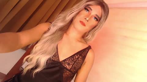 Snapshot of velvet_fux chatting on 12-08-24, 10:30 Richy will make you fall in love online show from 12-08-24, 10:30