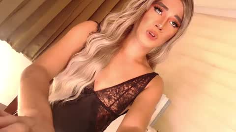 Snapshot of velvet_fux chatting on 12-18-24, 01:23 Richy will make you fall in love online show from 12-18-24, 01:23