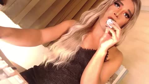 Snapshot of velvet_fux chatting on 12-19-24, 05:29 Richy will make you fall in love online show from 12-19-24, 05:29