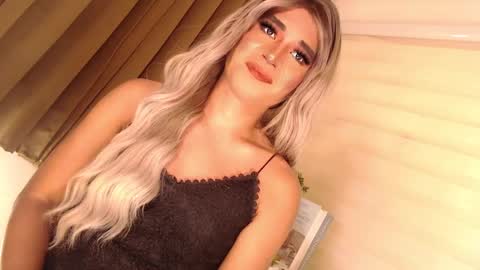 Snapshot of velvet_fux chatting on 12-19-24, 08:34 Richy will make you fall in love online show from 12-19-24, 08:34