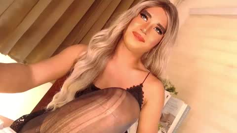 Snapshot of velvet_fux chatting on 12-20-24, 09:28 Richy will make you fall in love online show from 12-20-24, 09:28