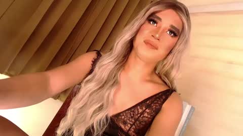 Snapshot of velvet_fux chatting on 12-21-24, 08:00 Richy will make you fall in love online show from 12-21-24, 08:00